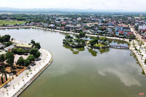 Để hồ Bình Sơn luôn xanh, sạch, đẹp, đòi hỏi sự chung tay và ý thức trách nhiệm của mỗi người trong việc bảo vệ môi trường và giữ gìn không gian công cộng.