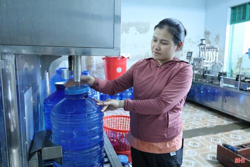 Chị Võ Thị Ngân, Tổ trưởng Tổ sản xuất của Công ty Cổ phần nước Vũ Môn tiến hành chiết rót nước vào các bình.