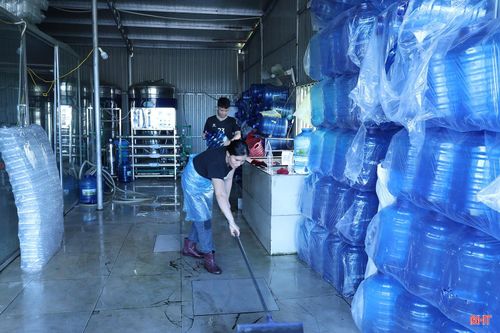Cơ sở sản xuất nước uống Thiên Cầm không biển hiệu, phòng sản xuất ẩm thấp; lộn xộn giữa khu vực sản xuất và khu vực chiết rót.