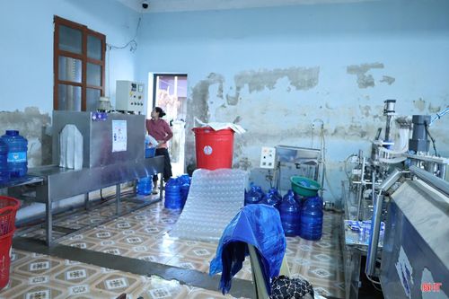 Nơi sản xuất nước uống đóng chai, đóng bình của Công ty Cổ phần nước Vũ Môn chật hẹp, ẩm thấp.