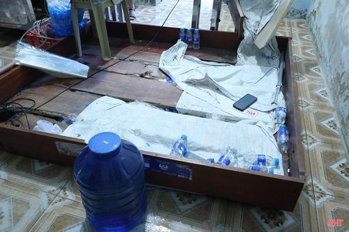 Khu vực chiết rót nước không được đảm bảo các quy định về an toàn vệ sinh thực phẩm.