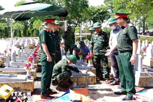 Các Tổ công tác tiến hành lấy mẫu hài cốt liệt sỹ tại Nghĩa trang liệt sỹ Quốc gia Đường 9 (tỉnh Quảng Trị). (Ảnh: TTXVN phát)