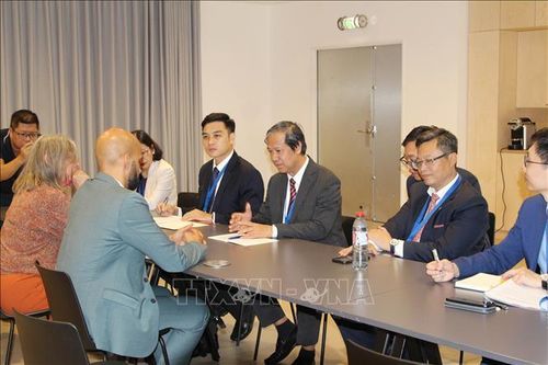 Trong ảnh: Đoàn đại biểu Đảng Cộng sản Việt Nam có cuộc làm việc, trao đổi với Chủ tịch Viện Nghiên cứu Gabriel Péri. Ảnh: Hữu Chiến/PV TTXVN tại Pháp