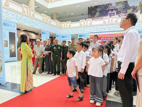 Trưng bày chuyên đề lần này giới thiệu gần 100 tài liệu, hình ảnh và mô hình xoay quanh Văn Miếu - Quốc Tử Giám.