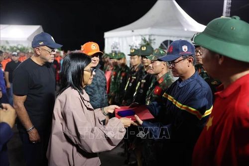Quyền Tổng thống Venezuela Delcy Rodríguez thăm hỏi đoàn Việt Nam. Ảnh: TTXVN phát