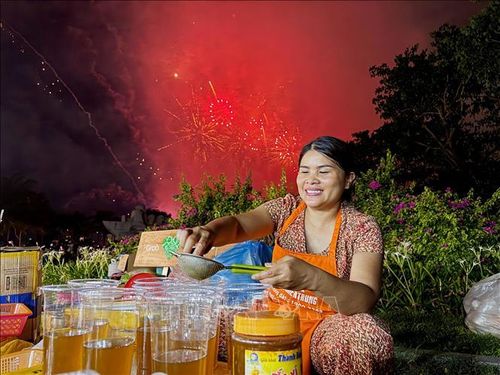 Một hàng nước bên đường tất bật phục vụ dòng khách ngày càng đông. Ảnh: Xuân Quý/TTXVN