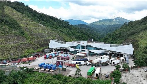 Khu kinh tế Cửa khẩu Quốc tế Cầu Treo (Hà Tĩnh) là cửa khẩu huyết mạch giao thương hàng hóa với đến thủ đô Vientiane (Lào). Ảnh: Vũ Sinh/TTXVN