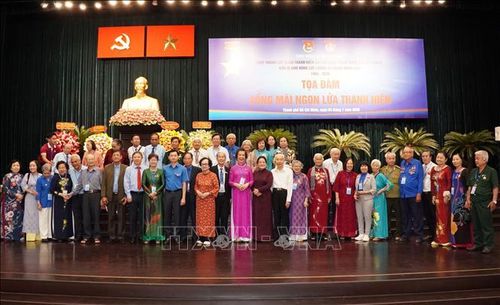 Các cựu cán bộ, đoàn viên Đoàn Thanh niên các cơ quan Trung ương Cục miền Nam cùng đại biểu, cán bộ Đoàn, đoàn viên, thanh niên chụp ảnh lưu niệm tại tọa đàm "Sống mãi ngọn lửa thanh niên".