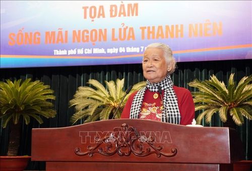 Họa sĩ Đặng Ái Việt, Anh hùng Lao động thời kỳ đổi mới, chia sẻ những ký ức về một thời tuổi trẻ cống hiến, chiến đấu tại tọa đàm "Sống mãi ngọn lửa thanh niên".