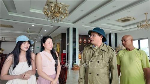 Ông Nguyễn Danh Hà, Chủ tịch UBND đặc khu Cô Tô (thứ 2 bên phải) thăm hỏi, động viên du khách lưu trú trên đảo Cô Tô. Ảnh: TTXVN phát