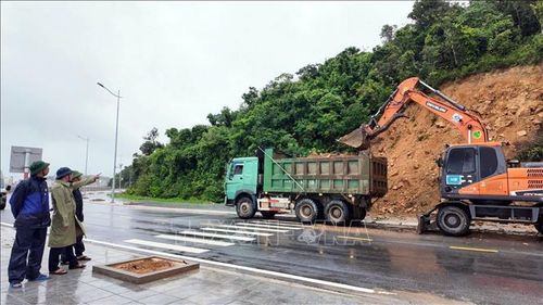 Lãnh đạo UBND đặc khu Cô Tô kiểm tra, chỉ đạo xử lý các điểm sạt lở tạm thời trên đặc khu Cô Tô. Ảnh: TTXVN phát