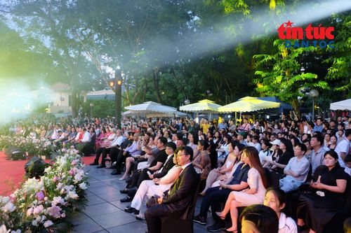 Rất đông khán giả đã có mặt tại không gian Nhà Bát Giác từ sớm.