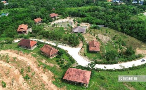 8 ngôi nhà được chủ đầu tư xây dựng ngoài khuôn viên dự án, phần lớn trên diện tích đất đất ở của người dân được họ nhận chuyển nhượng lại.