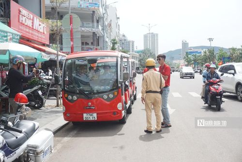 Ngay trên đường Xuân Diệu, lực lượng chức năng phát hiện cùng lúc 2 xe điện du lịch vi phạm.