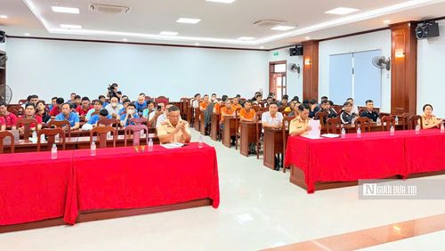 Lực lượng chức năng tăng cường tuyên truyền với các chủ phương tiện, tài xế xe điện chấp hành các quy định