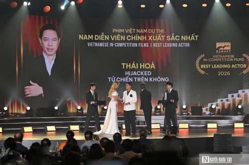 Đại diện của diễn viên Thái Hòa nhận giải Diễn viên Nam chính xuất sắc