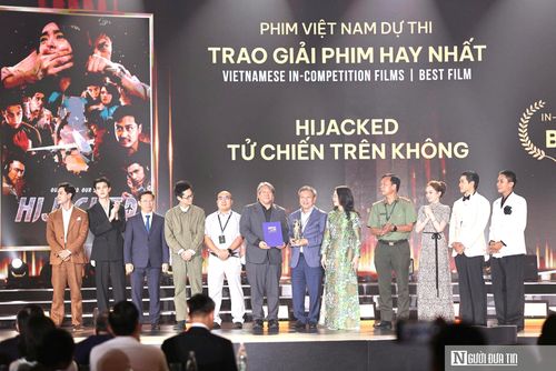 Bộ phim Tử chiến trên không (Hijacked) được trao giải Phim Việt Nam hay nhất tại hạng mục Phim Việt Nam dự thi của DANAFF IV.