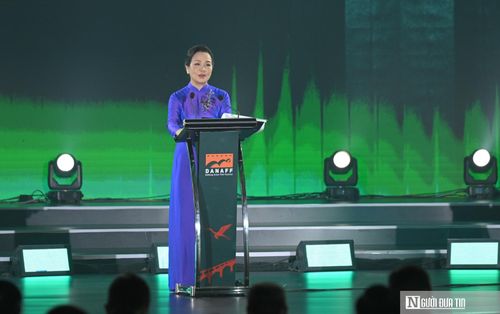 Bà Ngô Phương Lan, Chủ tịch Hiệp hội Xúc tiến phát triển Điện ảnh Việt Nam, Giám đốc Liên hoan phim châu Á Đà Nẵng, phát biểu tại lễ bế mạc DANAFF IV.