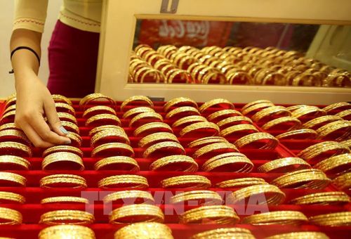 Trang sức vàng được bày bán tại cửa hàng ở Yangon, Myanmar. Ảnh: THX/TTXVN