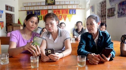 Hội viên Chi hội phụ nữ thôn Cầu Xi, xã Sơn Thủy, tỉnh Tuyên Quang, tham gia lớp tập huấn về công nghệ. Ảnh: TTXVN phát