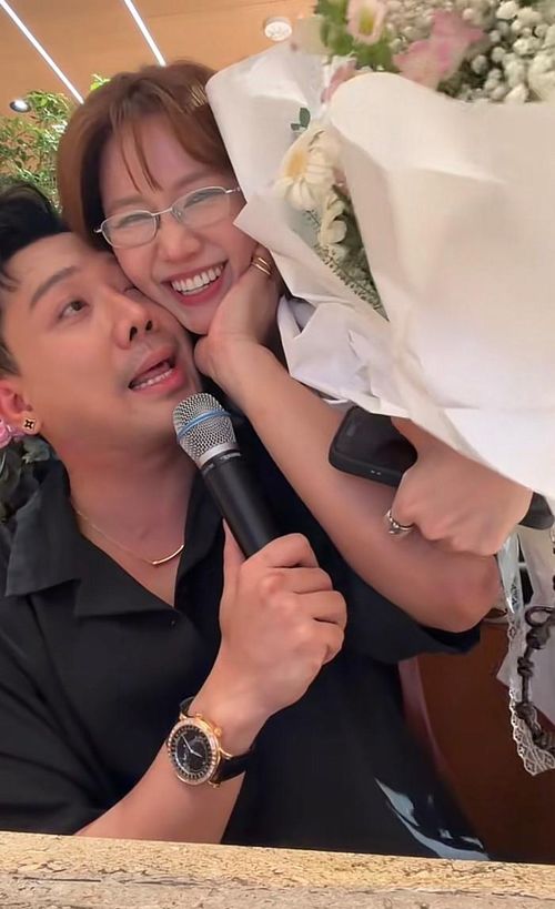Hari Won và Trấn Thành tiếp tục khiến người hâm mộ thích thú bằng khoảnh khắc ngọt ngào sau khi kết thúc chuyến trở về từ Hàn Quốc. Ảnh chụp màn hình