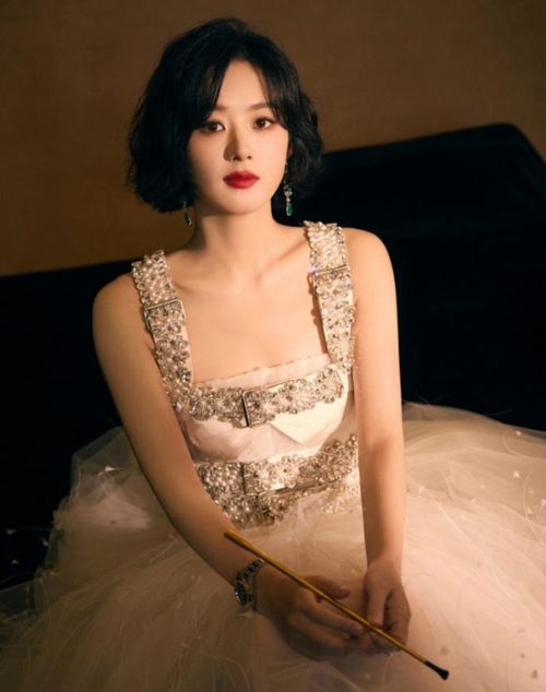 Nét đẹp vừa ngọt ngào vừa lạnh lùng của Triệu Lệ Dĩnh khiến nhiều người xiêu lòng.
