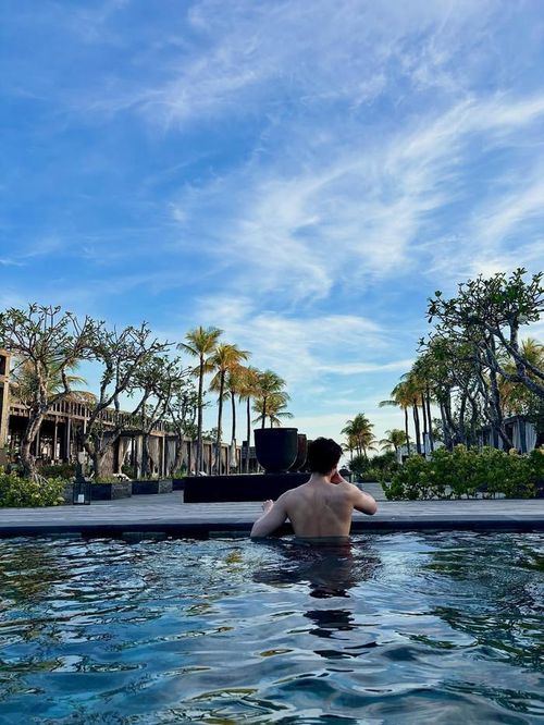 Lee Jong Suk gây ấn tượng với lưng trần lực lưỡng, săn chắc.