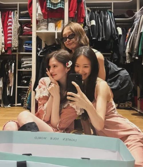 Nữ diễn viên Park Ye Ni chia sẻ những bức ảnh đời thường cùng Han So Hee và Ryu Hye Young. Ảnh: SNS 