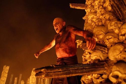 The Bone Temple: Nam diễn viên gạo cội Ralph Fiennes thủ vai Bác sĩ Ian Kelson bên cạnh người bạn xác sống Samson (Chi Lewis-Parry). Ảnh: Sony Pictures