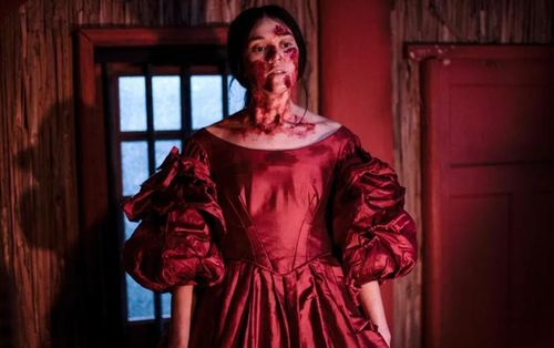 Nữ diễn viên Ariāna Osborne mang đến màn hóa thân đầy mê hoặc trong bầu không khí Gothic quỷ dị của Mārama. Ảnh: NSX