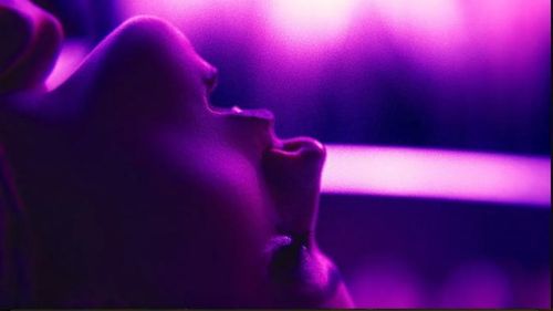 Olivia Taylor Dudley và Jordan Gavaris trong cuộc phiêu lưu ngoài hành tinh đa sắc màu đầy hoang dại của Addison Heimann. Ảnh: Dustin Supencheck