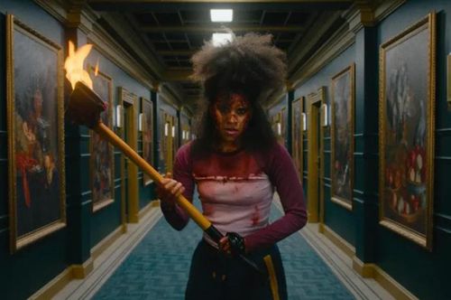 Đả nữ Zazie Beetz (vai Asia Reaves) tả xung hữu đột qua hàng tá kẻ thù trong một phân cảnh hành động đẫm máu. Ảnh: Warner Bros