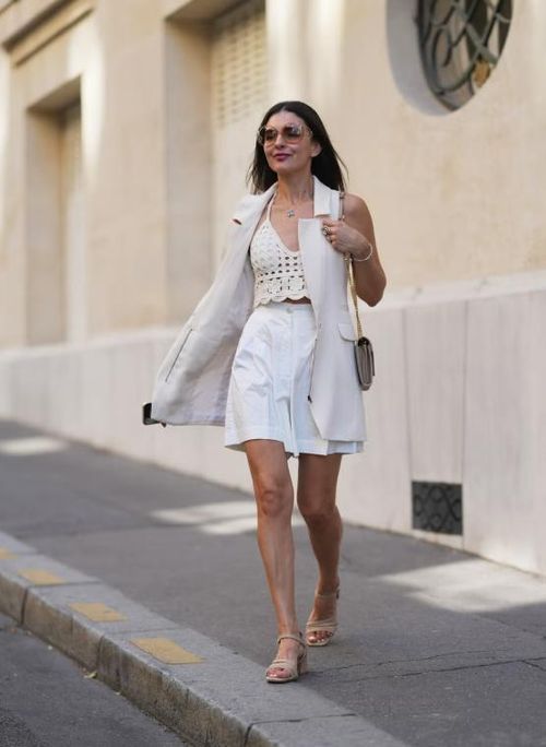 Áo crochet kết hợp quần bermuda. Ảnh: Getty Images