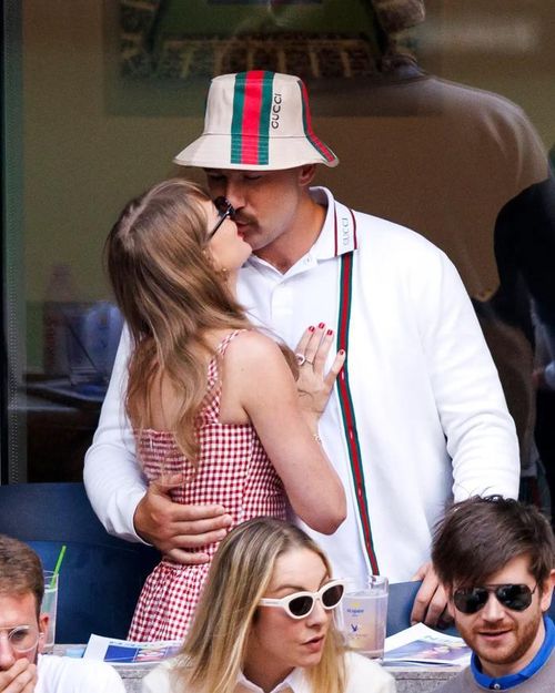 Taylor Swift và Travis Kelce chính thức tổ chức lễ cưới vào ngày 3/7 (giờ địa phương) tại Madison Square Garden với sự góp mặt của hàng loạt ngôi sao nổi tiếng.
