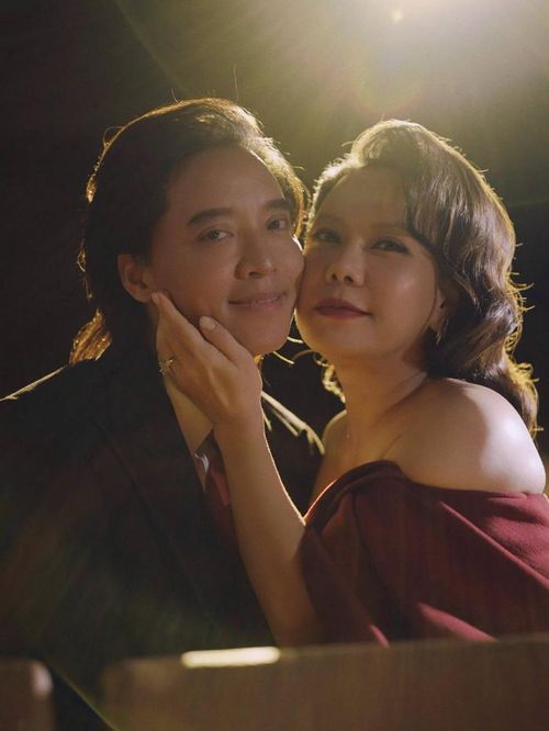 Sau hai thập kỷ bên nhau, nghệ sĩ Việt Hương và nhạc sĩ Hoài Phương vẫn khiến nhiều khán giả ngưỡng mộ bởi cuộc hôn nhân bền chặt. Ảnh: FBNV