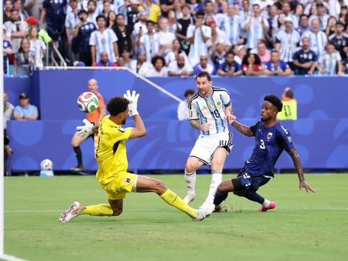 Thủ môn Vozinha chơi rất hay trước Messi. Ảnh: FIFA
