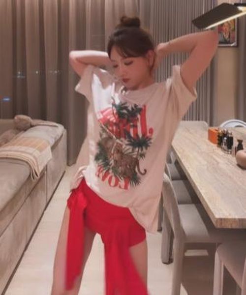 Hari Won tự tin thực hiện những vũ đạo uyển chuyển khó nhằn một cách dễ dàng. Ảnh: Chụp màn hình