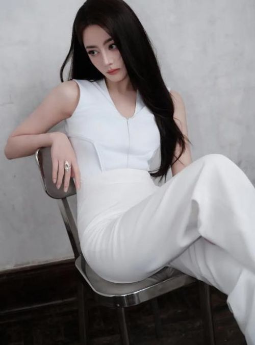 Khả năng làm chủ ống kính ấn tượng giúp Địch Lệ Nhiệt Ba ghi điểm tuyệt đối trong mắt người hâm mộ. Ảnh: Sohu