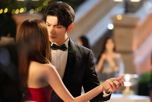 Trò Chơi Tình Ái đưa người xem vào mối quan hệ đầy đối đầu giữa Hứa Nặc và Thẩm Gia Hòa. Sau thời gian du học trở về, Hứa Nặc phát hiện gia đình mình rơi vào khủng hoảng, mẹ bị đẩy ra khỏi nhà còn quyền thừa kế tập đoàn đứng trước nguy cơ bị chiếm đoạt. Người khiến cô đau đớn nhất lại là Thẩm Gia Hòa - anh trai nuôi từng được cô tin tưởng. Mang theo hận thù, Hứa Nặc quyết định bước vào cuộc đấu trí và cả trò chơi tình ái để giành lại những gì thuộc về gia đình. Tuy nhiên, phía sau hành động của Thẩm Gia Hòa là một bí mật khác, liên quan đến nỗi oan khuất năm xưa và sự bảo vệ âm thầm dành cho Hứa Nặc.
