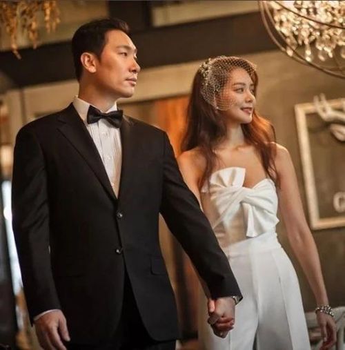 Rhymer nên duyên cùng MC, thông dịch viên Ahn Hyun Mo vào năm 2017 sau quãng thời gian hẹn hò.