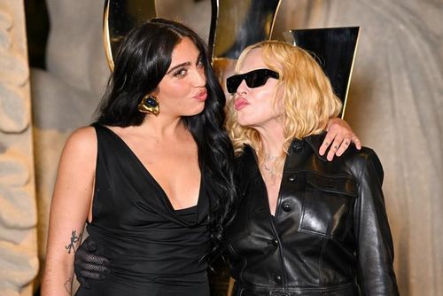 Madonna và Lourdes cùng hát về áp lực khi là con của một siêu sao nổi tiếng toàn cầu.