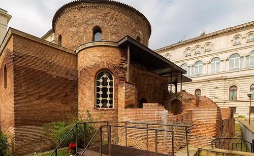 Nhà thờ cổ Rotunda St. George, một công trình kiến trúc bằng gạch đỏ từ thế kỷ thứ IV