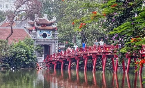 Cầu Thê Húc, lối vào Đền Ngọc Sơn