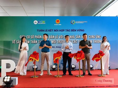 Đại biểu cắt băng khai mạc sự kiện. Ảnh: Nguyễn Hòa