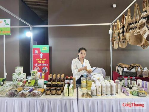 Gian hàng của chị Trần Thị Huế - phụ trách mảng Kinh doanh Hệ sinh thái MEVI, Công ty Cổ phần Hỗ trợ sáng kiến kinh doanh tạo tác động MEVI. Ảnh: Nguyễn Hòa