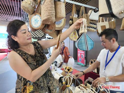 Chị Nguyễn Thị Lan, phường Thanh Xuân, TP. Hà Nội thích thú khi mua được sản phẩm thân thiện với môi trường. Ảnh: Nguyễn Hòa
