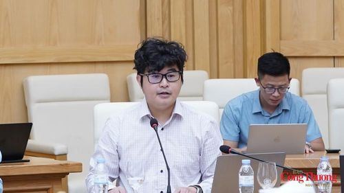 Ông Nguyễn Thái Minh - Phó Trưởng phòng Điều hành thị trường điện, Công ty Vận hành Hệ thống điện và Thị trường điện Quốc gia (NSMO) phát biểu tại cuộc họp.