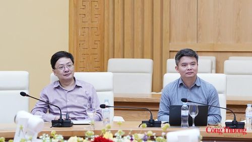 Đại biểu tham dự cuộc họp.