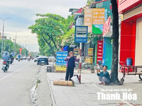 Tại điểm dừng, nhiều hành khách phải đứng dưới nắng hoặc tìm bóng cây để tránh thời tiết trong lúc chờ xe buýt.