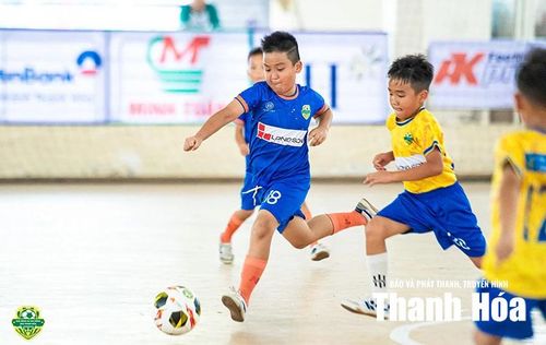 Các cầu thủ nhí hào hứng chơi bóng tại Giải Bóng đá Nhi đồng Báo Thanh Hóa (nay là Báo và PTTH Thanh Hóa) lần IV.